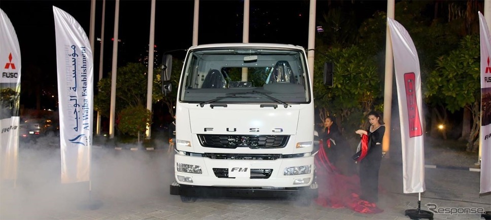 カタールで公開された中型トラック「ファイター」《写真提供 三菱ふそうトラック・バス》