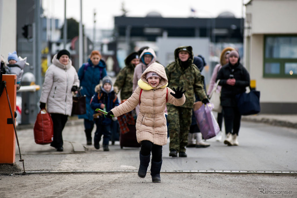 国境を超えてポーランドに到着するウクライナ市民《Photo by Attila Husejnow/SOPA Images/LightRocket via Getty Images/ゲッティイメージズ》