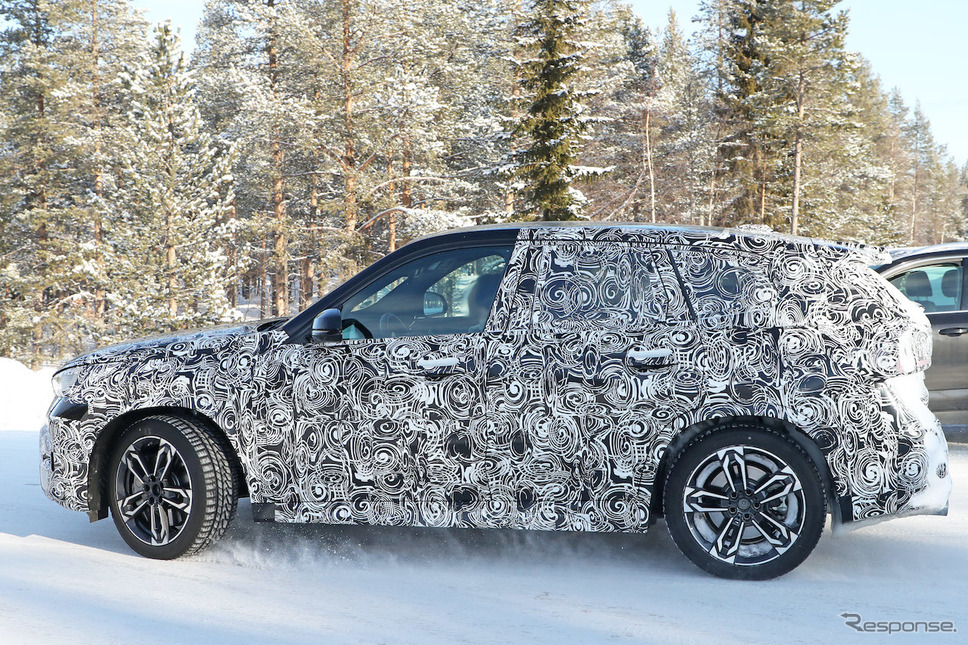 BMW X1 M35i プロトタイプ（スクープ写真）《APOLLO NEWS SERVICE》