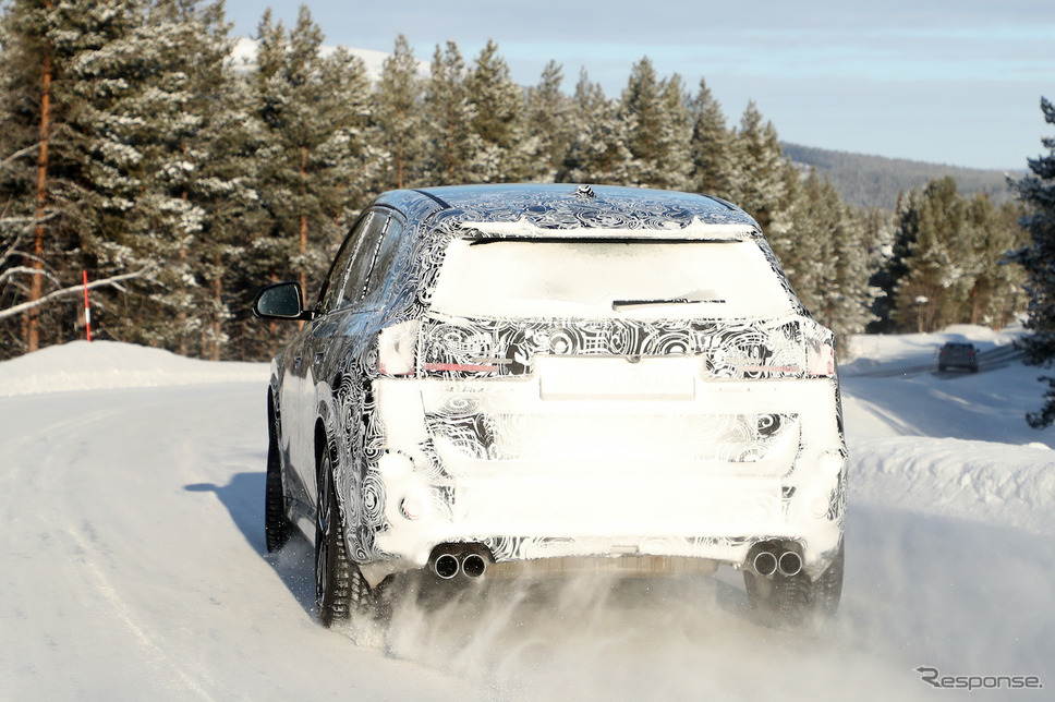 BMW X1 M35i プロトタイプ（スクープ写真）《APOLLO NEWS SERVICE》