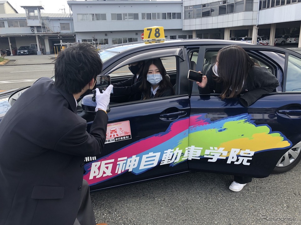 TikTok撮影の様子《写真提供 阪神自動車学院》