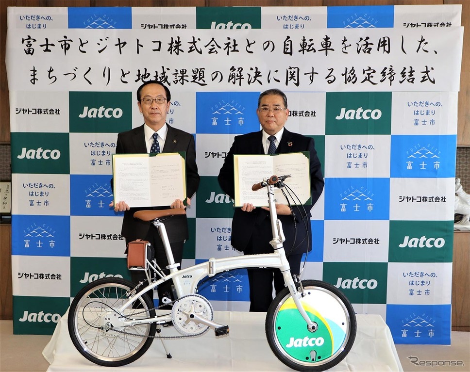 小長井義正 富士市長（左）とジヤトコ 佐藤朋由社長（右）《写真提供 ジヤトコ》