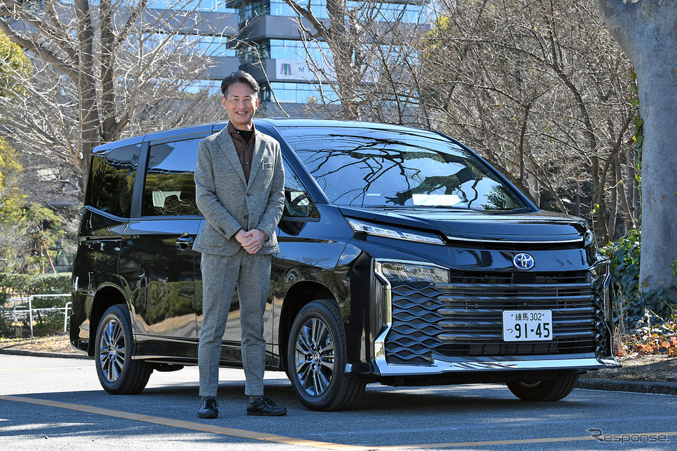 トヨタ ヴォクシー 新型とトヨタ車体開発本部領域長(兼ZH1主査)の黒柳輝治さん《写真撮影 中野英幸》