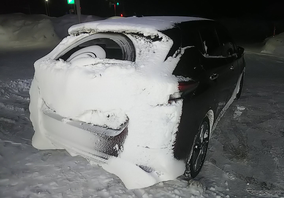 パウダースノーがまるでエアロパーツのような形状に付着。コンビネーションランプの雪は定期的に払わないと危ない。ワイパーにスノーブレードを装備しなかったのは今ツーリング最大の失敗。《写真撮影 井元康一郎》