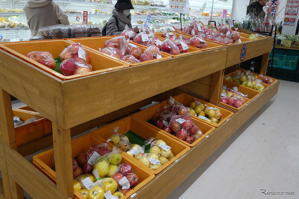 静岡の道の駅に味は素晴らしいが市場性の低いみかんが激安で大量に売られているように、青森ではりんごが激安で大量に売られていた。最盛期の初冬に訪れたい。《写真撮影 井元康一郎》