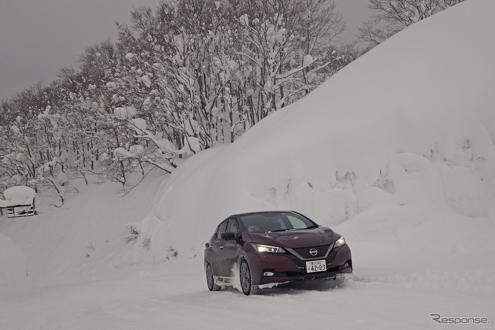 酸ヶ湯温泉手前で記念撮影。リーフe+はFWDながら雪国でもかなり頑張る。充電時に立ち寄った日産ディーラーの営業担当者もその点は好評と語っていた。《写真撮影 井元康一郎》