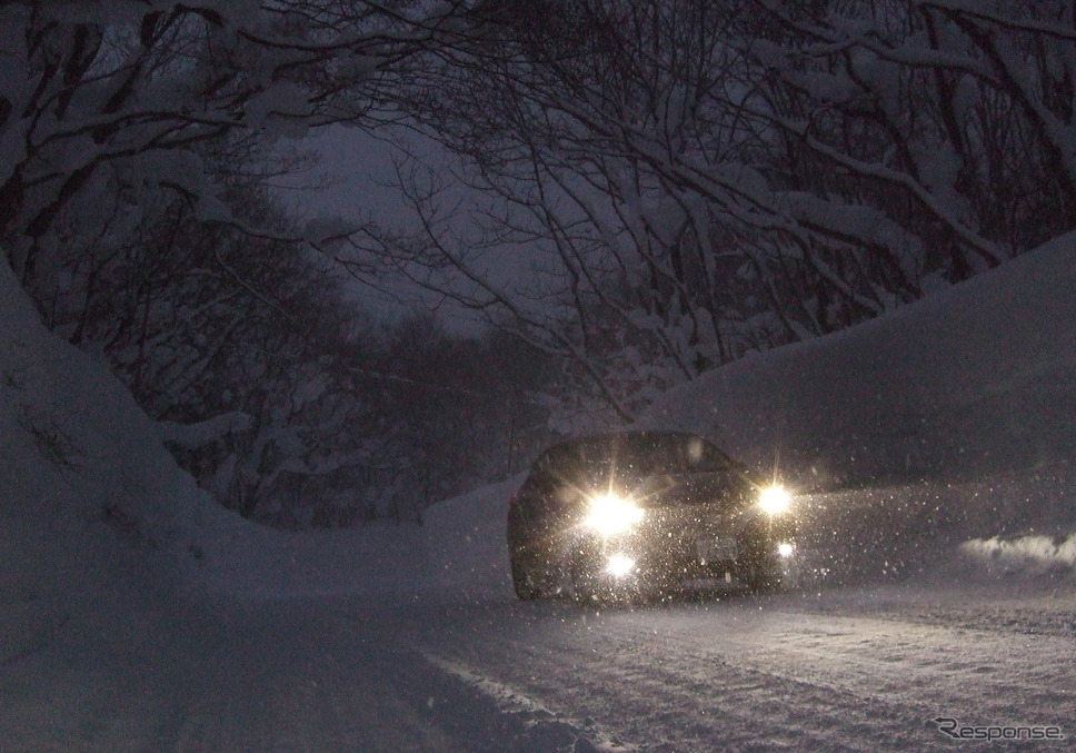 酸ヶ湯から十和田に抜けたいところだったが、電力残が僅少となっていたため青森市へ。夕暮れには再び雪が降りだした。《写真撮影 井元康一郎》