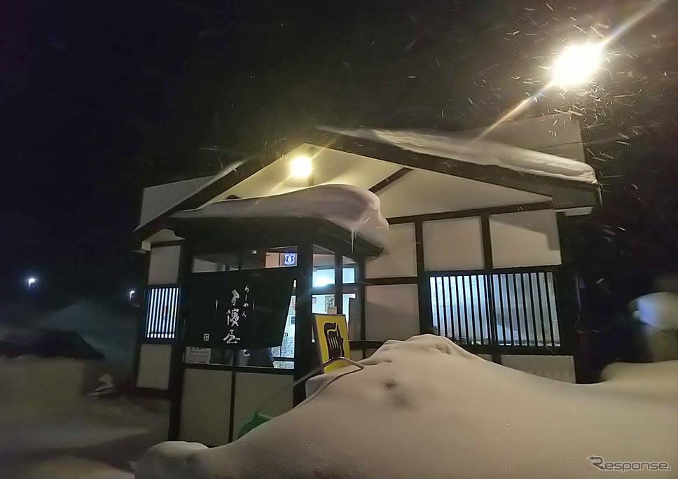 青森から国道4号線経由で三陸道に向かう途中、野辺地で闇にラーメン屋の看板が浮かび上がった。その民話的雰囲気に引き寄せられて入店。《写真撮影 井元康一郎》