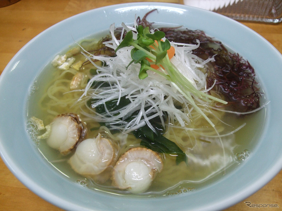 中濱屋という名のラーメン屋だった。試しに浜ラーメンという塩ラーメンをオーダーしてみたところ、潮の香りが高いなかなかの逸品だった。野辺地産のミニ帆立貝のふっくらとした食感が印象的。《写真撮影 井元康一郎》