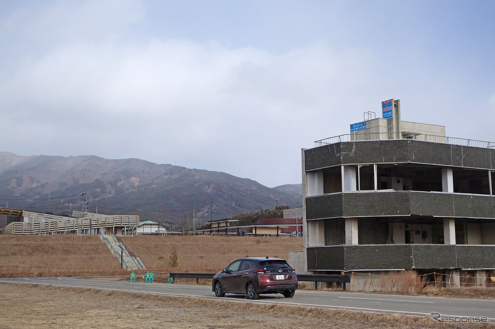 岩手の陸前高田で二度目のビバークテスト。外気導入と内気循環では消費電力に大差が出るようだった。建物は津波のモニュメントとして残されているもので、最上部に浸水ラインが描かれていた。《写真撮影 井元康一郎》