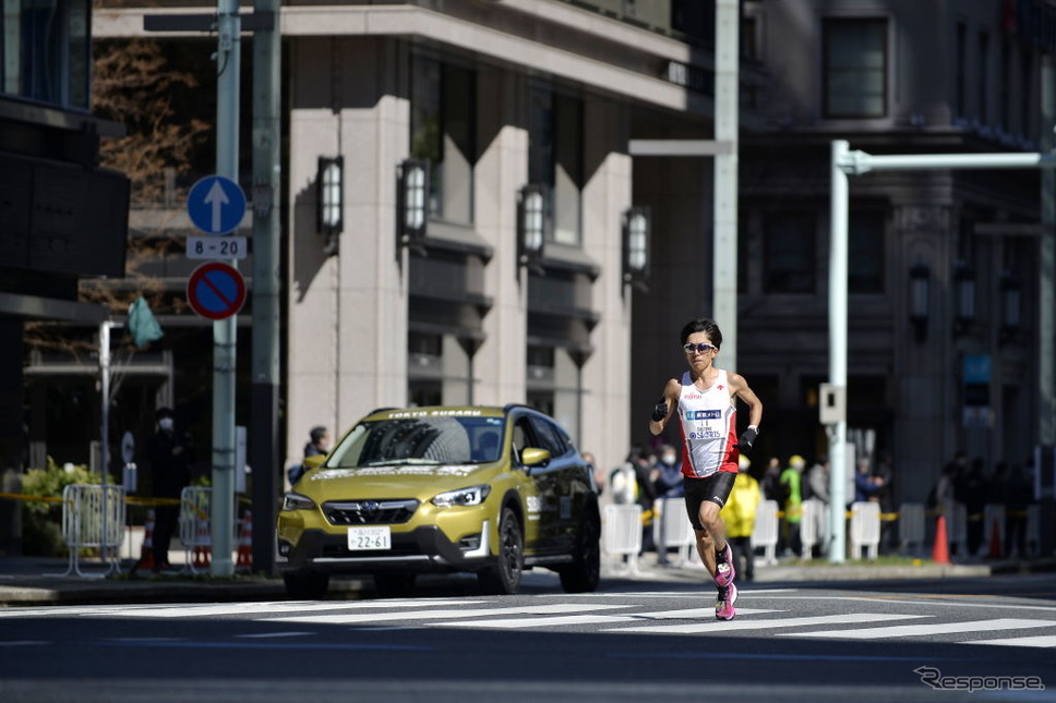 東京マラソン2021(2022年3月6日)、4位フィニッシュの鈴木健吾選手。《Photo by David Mareuil/Anadolu Agency via Getty Images/ゲッティイメージズ》
