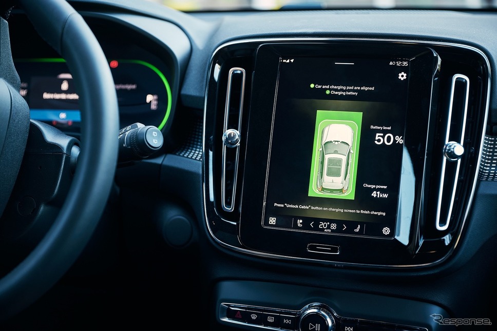 ボルボカーズのEV向けワイヤレス充電技術のテスト《photo by Volvo Cars》