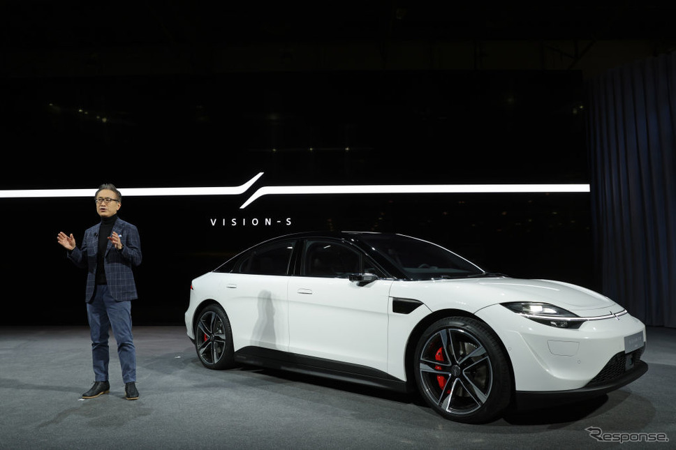 ソニーが開発したEV、VISION-S 01と吉田社長（CES 2022）《Photo by Alex Wong/Getty Images News/ゲッティイメージズ》
