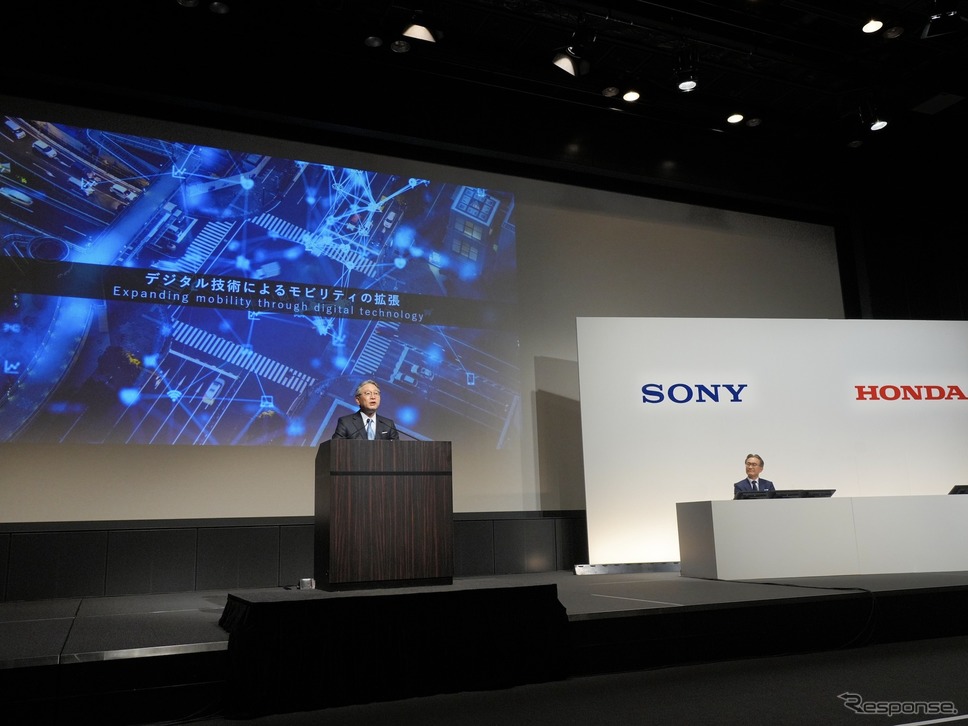 本田技研工業の三部取締役代表執行役社長（壇上）《写真提供 ホンダ》