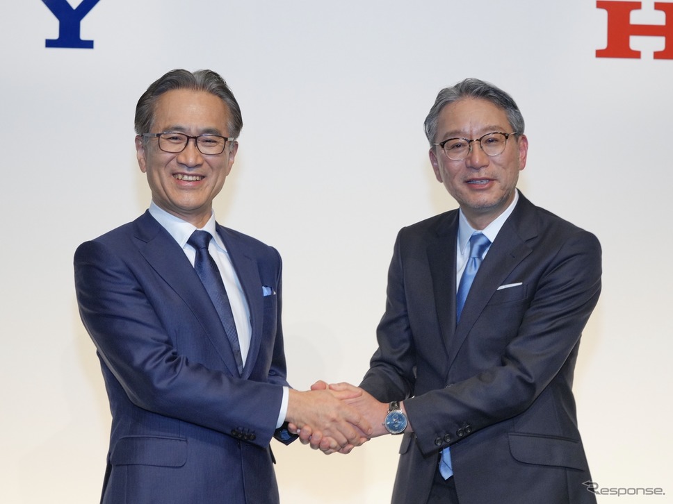 ソニーグループの吉田代表執行役会長兼社長CEO（向かって左）と本田技研工業の三部取締役代表執行役社長《写真提供 ホンダ》