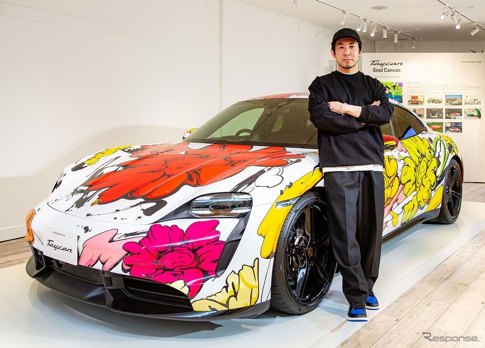 ポルシェタイカンアートカーとアーティストSHUN SUDO《写真提供 ポルシェジャパン》