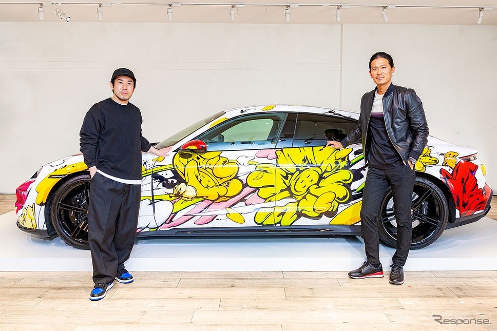 ポルシェタイカンアートカーとアーティストSHUN SUDO(左)、ポルシェジャパン 前田謙一郎執行役員(右)《写真提供 ポルシェジャパン》