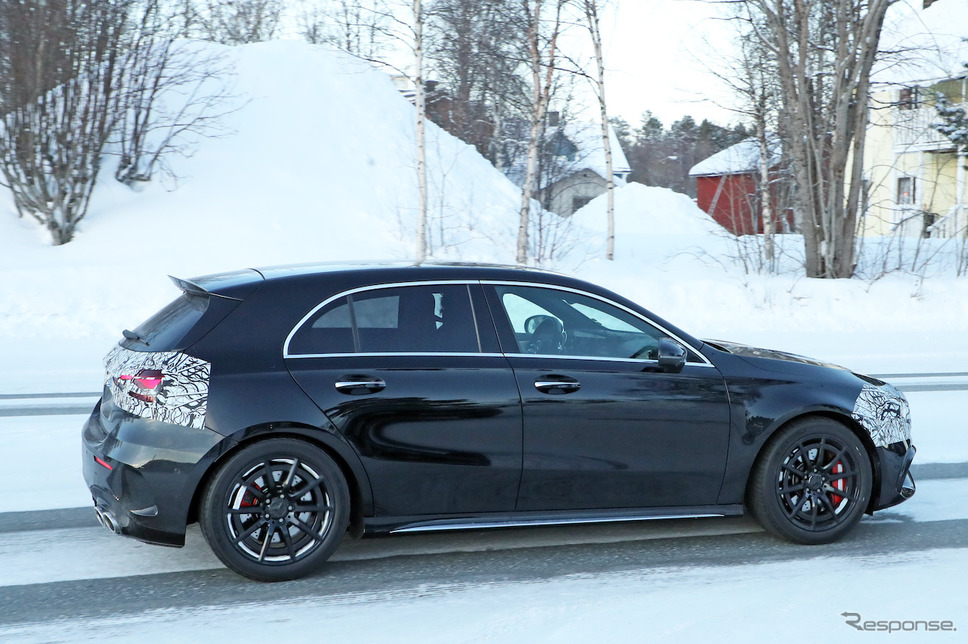 メルセデス AMG A45 改良新型プロトタイプ(スクープ写真)《APOLLO NEWS SERVICE》