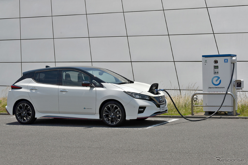 充電する日産 リーフNISMO《写真撮影 中野英幸》