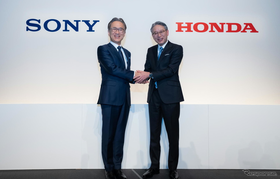 ソニーグループの吉田健一郎会長兼社長(向かって左)とホンダの三部敏宏社長《写真提供 ホンダ》
