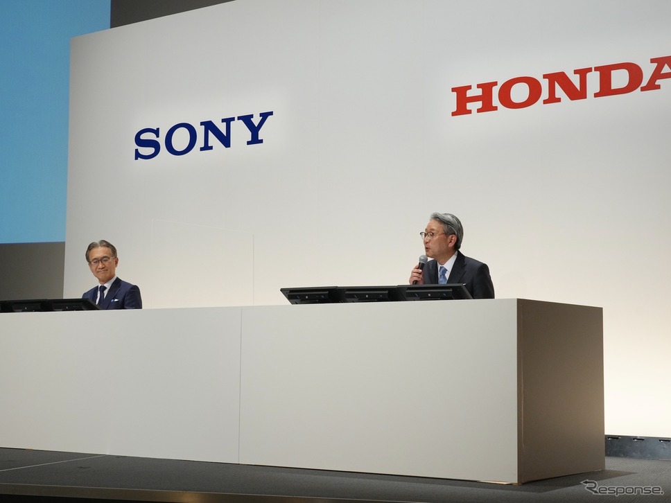 ソニーグループの吉田健一郎会長兼社長(向かって左)とホンダの三部敏宏社長《写真提供 ホンダ》