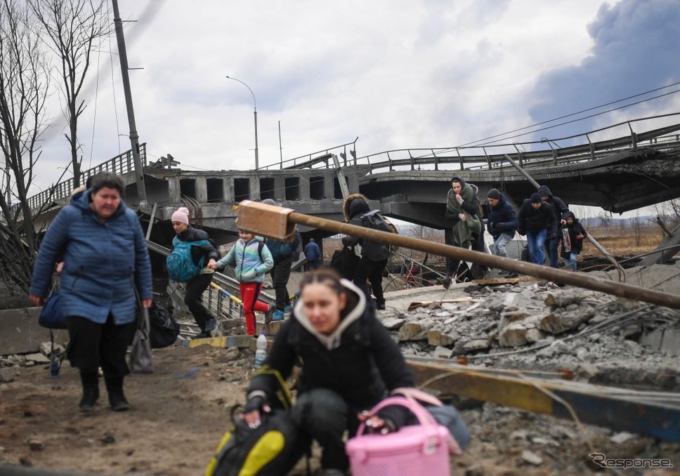 ウクライナ、イルピン市で避難する市民(3月6日)《Photo by Selcuk Samiloglu / dia images via Getty Images/ゲッティイメージズ》