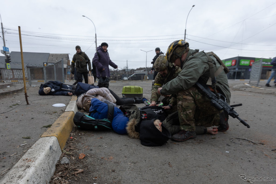ウクライナ、イルピン市でロシア侵攻の犠牲者を救助しようとするウクライナ兵(3月6日)《Photo by Andriy Dubchak / dia images via Getty Images/ゲッティイメージズ》