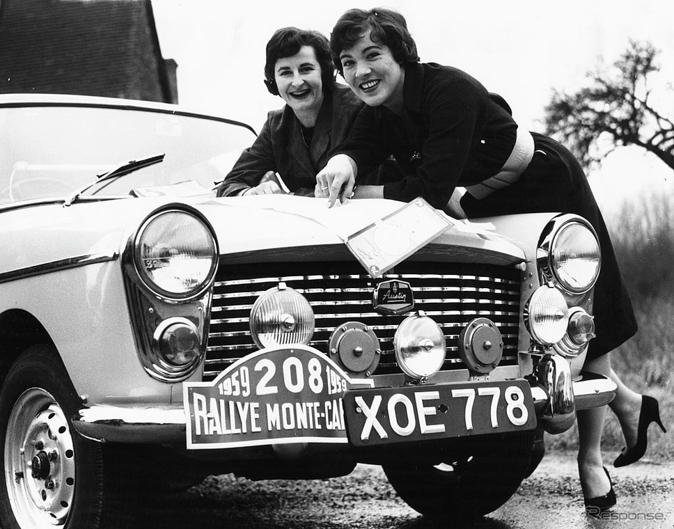 モンテカルロラリー前のパット・モス(向かって右)とアン・ウィズダム(1959年)《hoto by Douglas Miller/Keystone/Hulton Archive/ゲッティイメージズ》