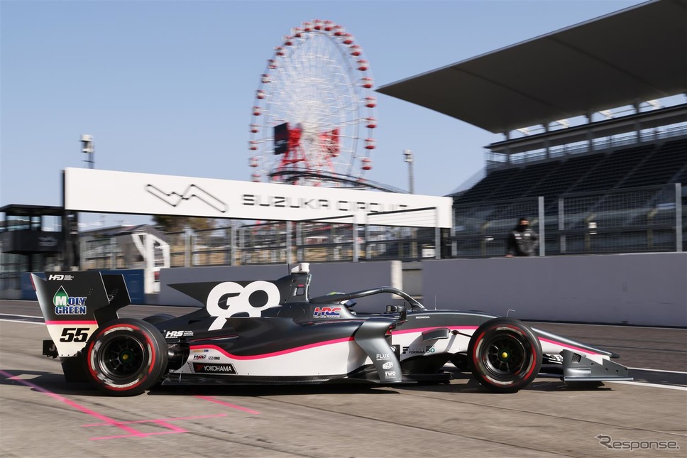 ピットからコースインするマシン(#55 三宅淳詞(TEAM GOH))《写真撮影 竹内英士》