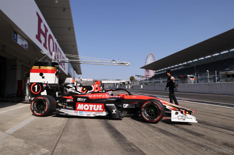 ピットからコースインするマシン(#1 野尻智紀(TEAM MUGEN))《写真撮影 竹内英士》
