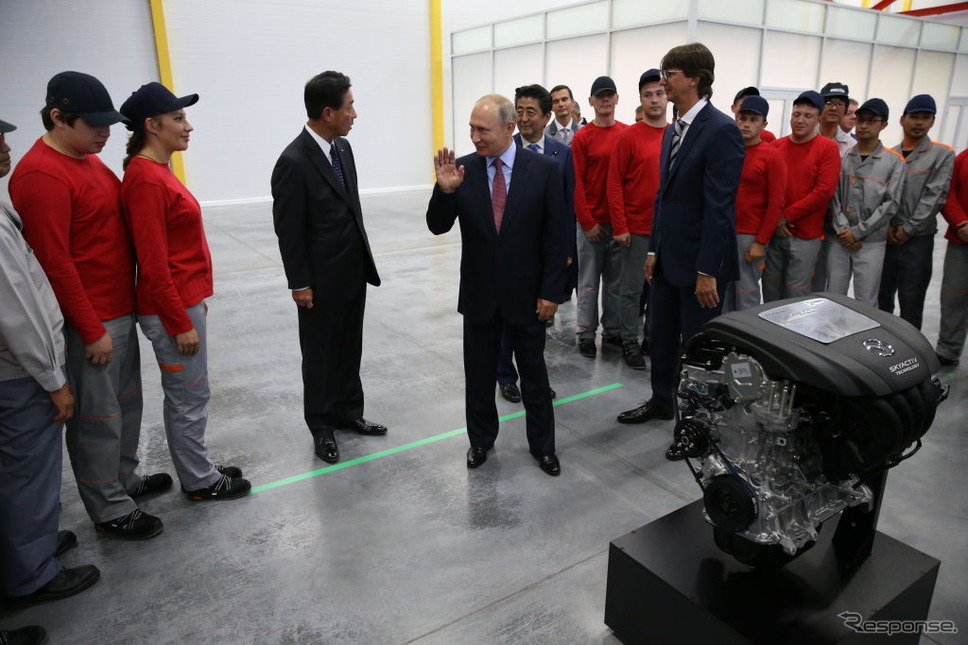 2018年、ウラジオストクにあるマツダの現地合弁工場を訪ねたプーチン大統領と安倍首相（当時）《Photo by Mikhail Svetlov/Getty Image News/ゲッティイメージズ》