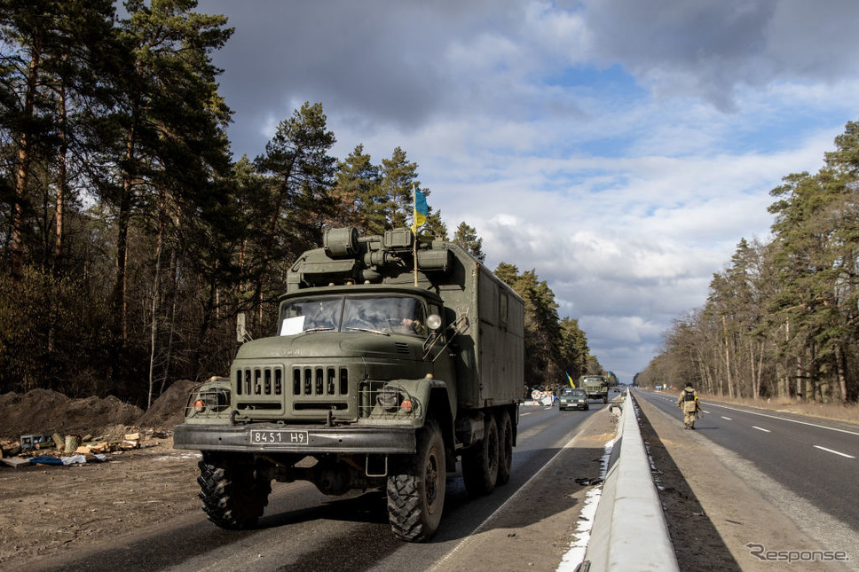 ウクライナ東部を移動するウクライナ軍車両《Photo by Chris McGrath/Getty Images News/ゲッティイメージズ》