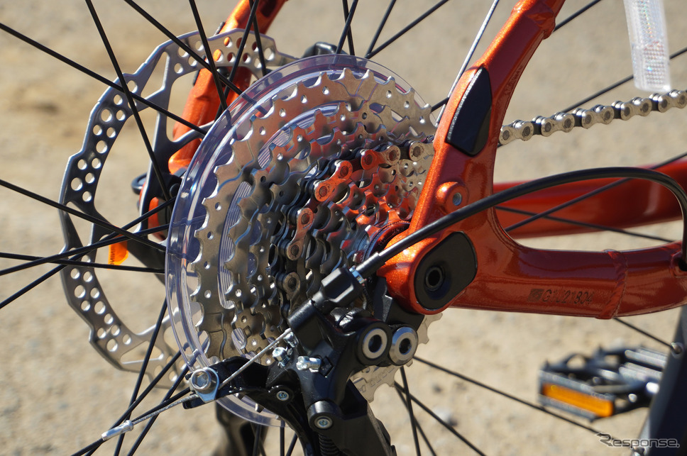 スムーズなシフトチェンジに定評のある9段変速のSHIMANO ALIVIOを採用。《写真撮影 宮崎壮人》