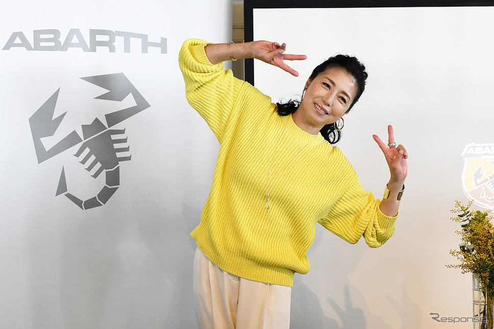 「SCORPIONNA DRIVE 2022」にゲストとして登場した女優の高橋ひとみさん。“サソリピース”のリクエストにも笑顔で応えてくれた《写真撮影 中野英幸》