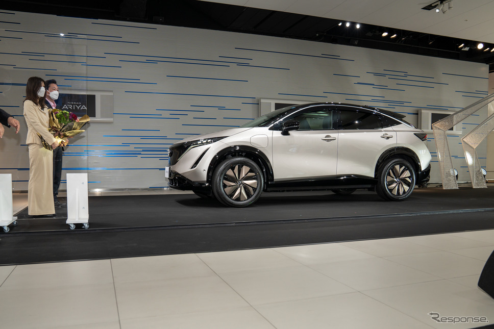プロパイロットリモートパーキングを利用し、オーナーの前まで前進してきた日産 アリア。《写真撮影 関口敬文》