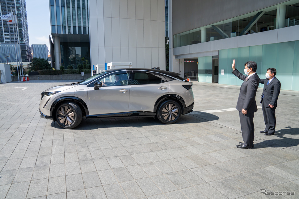 伊藤氏や豊永氏、日産のスタッフに見送られる出発式が行われた。《写真撮影 関口敬文》