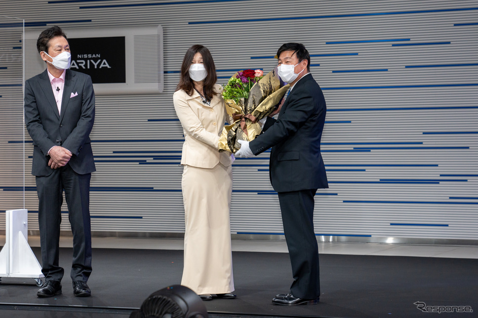 日産プリンス千葉販売株式会社の取締役専務執行役員 豊永氏が花束を贈呈。《写真撮影 関口敬文》