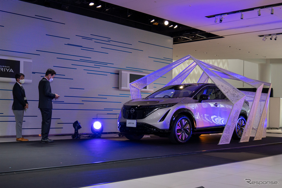 プロパイロットリモートパーキングを利用し、車外からのインテリジェントキー操作で、クルマを動かしていた。《写真撮影 関口敬文》