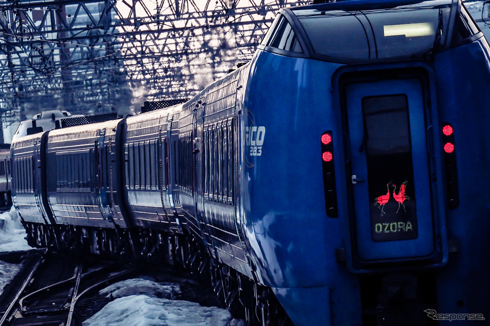 札幌駅を出るキハ283系『おおぞら1号』。最終日の下りトップを飾った。2022年3月11日。《写真撮影 佐藤正樹》