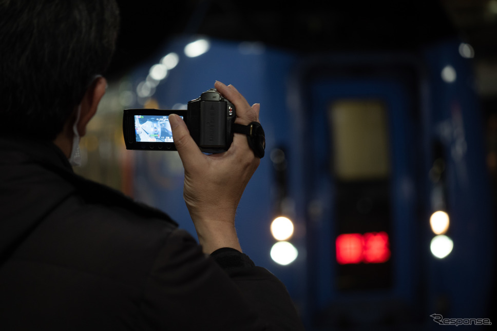 ラストランを記録する人。2022年3月11日。札幌駅。《写真撮影 佐藤正樹》