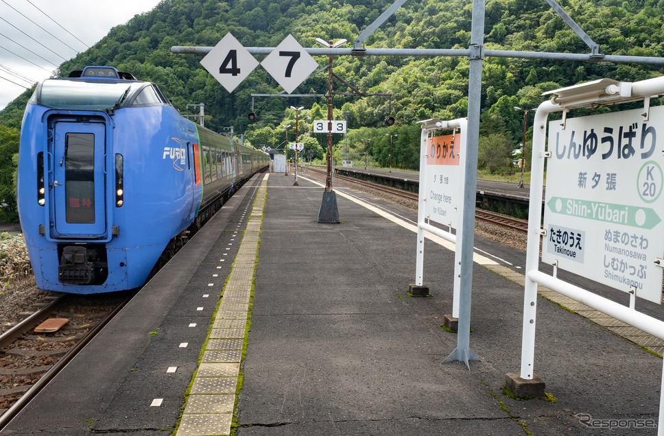 2016年に台風被害で『スーパーおおぞら』『スーパーとかち』全列車が運休に追い込まれた際、札幌〜トマム間の臨時特急に駆り出されたキハ283系。2016年9月。石勝線新夕張駅。《写真撮影 佐藤正樹》