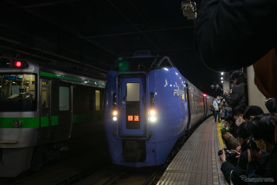札幌運転所へ回送される『おおぞら12号』の編成。ホームの端まで見送りの人が鈴なりに。2022年3月11日。《写真撮影 佐藤正樹》
