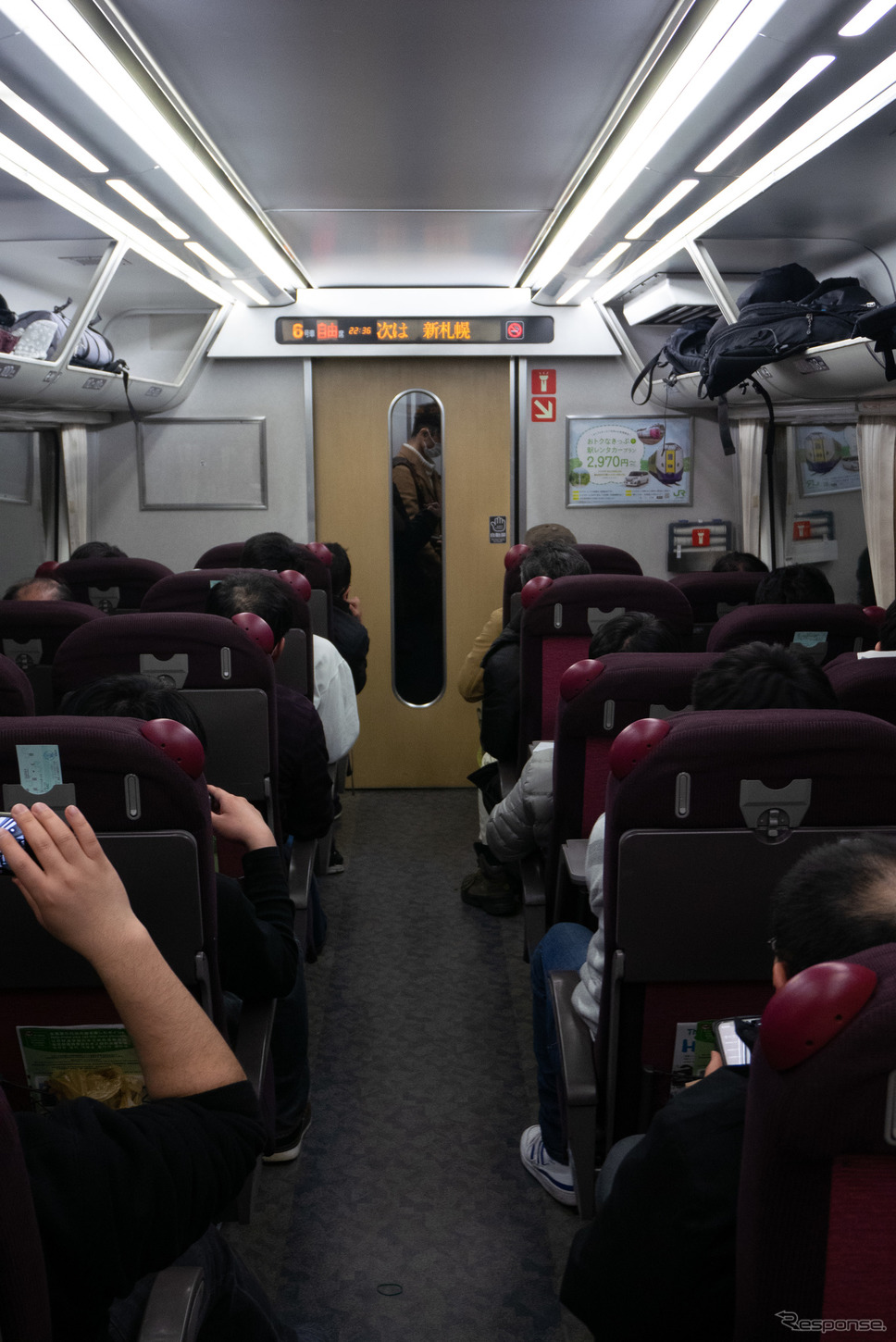 ラストラン列車となった『おおぞら12号』の札幌方6号車の車内。《写真撮影 佐藤正樹》