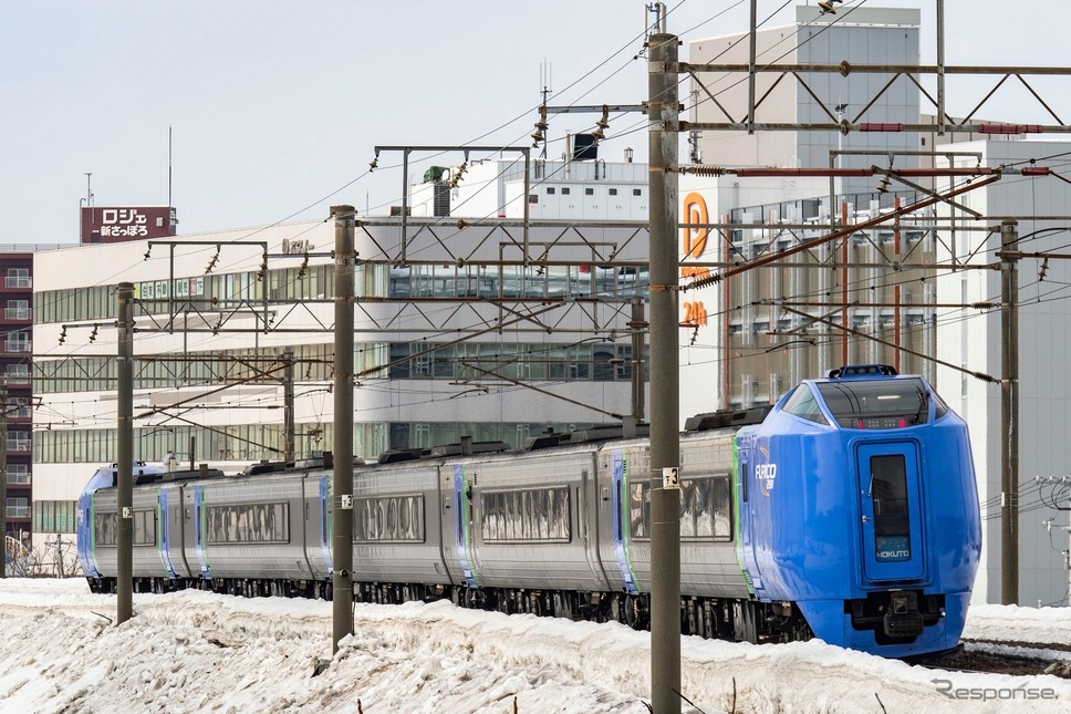 キハ283系が定期運用を退いてからは、このキハ281系がJR北海道で定期運用を持つ振子式車両となっている。キハ283系は『スーパー北斗』にも充当された時期があり、キハ281系との併結も見られた。函館行き『北斗16号』。2022年3月11日。石勝線新札幌〜上野幌。《写真撮影 佐藤正樹》