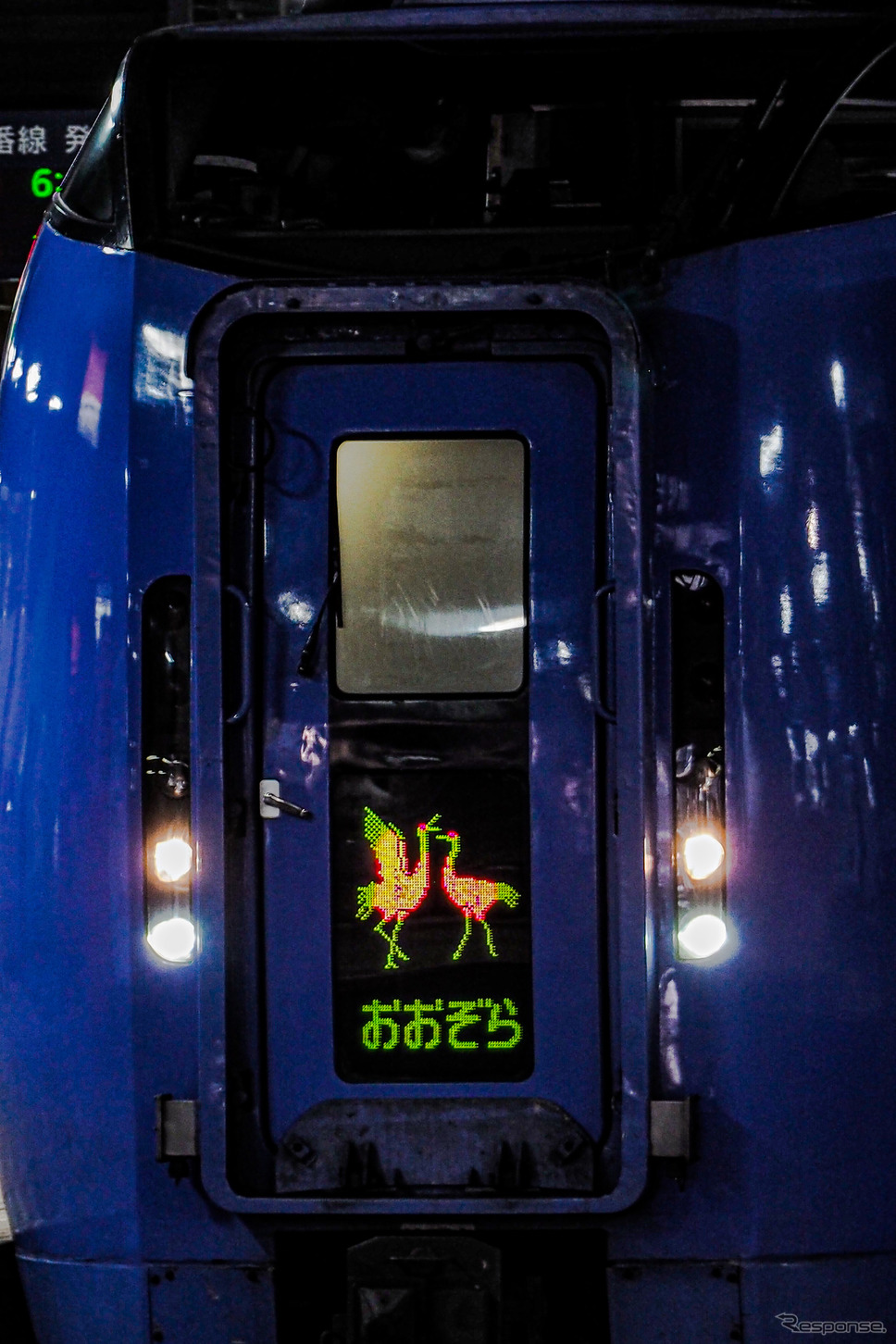 タンチョウをあしらったキハ283系『おおぞら』のヘッドマーク。このLED表示も見納めとなった。現在の『おおぞら』は2020年3月改正で『スーパーおおぞら』を改称したもの。2022年3月11日。《写真撮影 佐藤正樹》