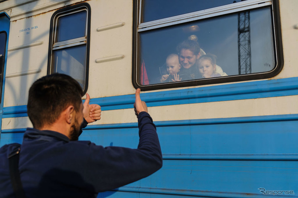 ポーランドへ避難する家族に別れを告げる男性（3月15日、ウクライナ、リヴィウ）《Photo by Mykola Tys/SOPA Images/LightRocket via Getty Images/ゲッティイメージズ》
