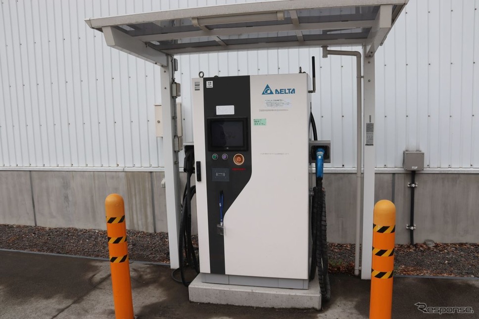 研究所内の50kW急速充電器。チャデモとコンボ(CCS2)のケーブルがでている≪撮影 中尾真二≫