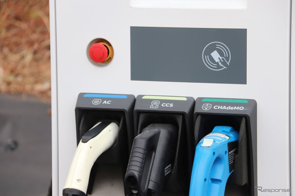 3口タイプの充電器もあった。CHAdeMOとCCS2と43kWのAC充電プラグがでている≪撮影 中尾真二≫