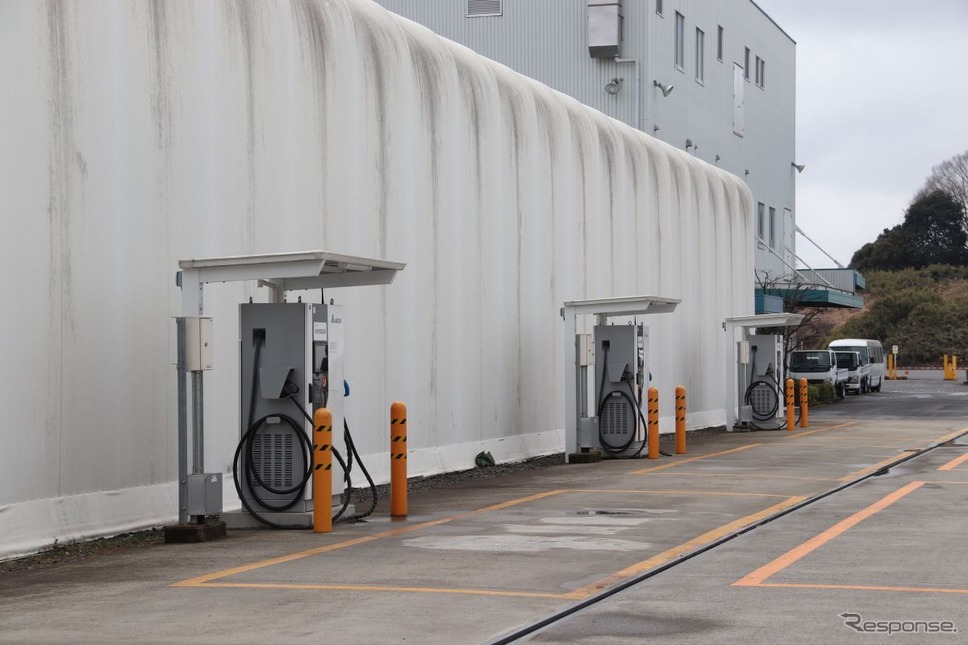 50kWの充電器。反対側に同じものが2台設置されている≪撮影 中尾真二≫