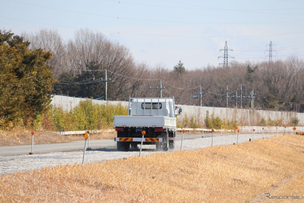 悪路テストは他にもダートコースでも行う≪撮影 中尾真二≫
